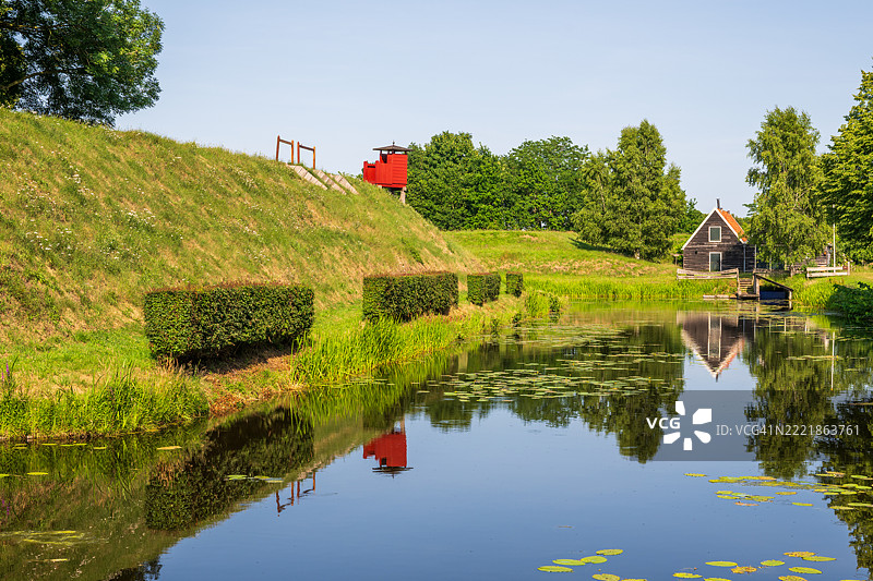 宁静的运河和荷兰乡村中的一座房子图片素材