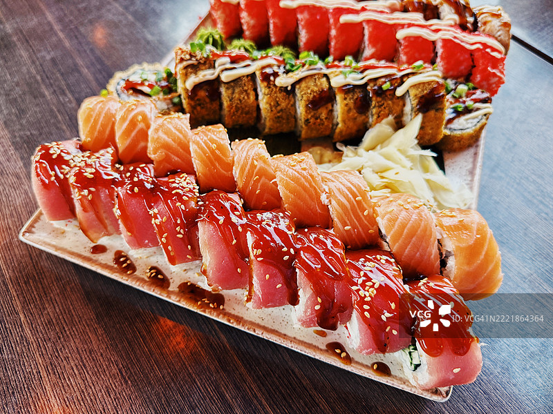 各种寿司卷在日本寿司餐厅的木板上呈现图片素材