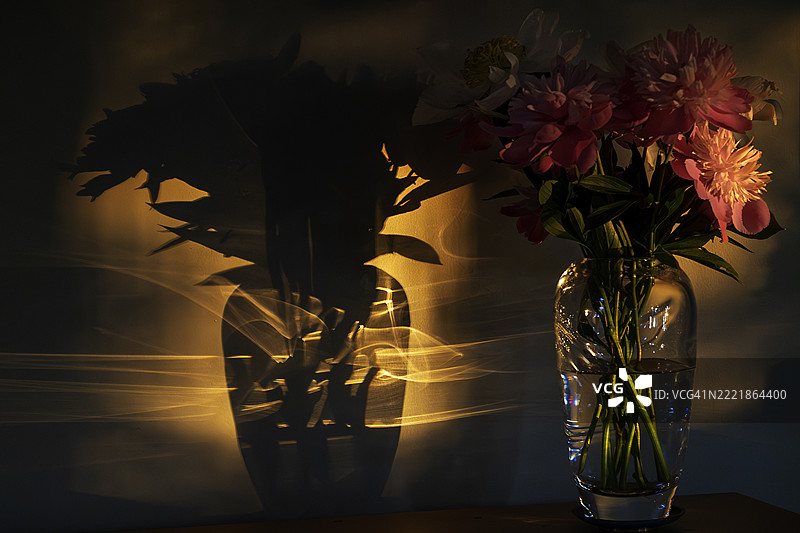 夏至日落透过花瓶的折射图片素材