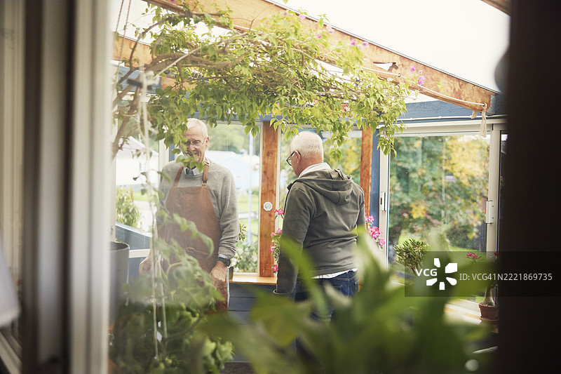 老年男性朋友们站在房子的露台上图片素材