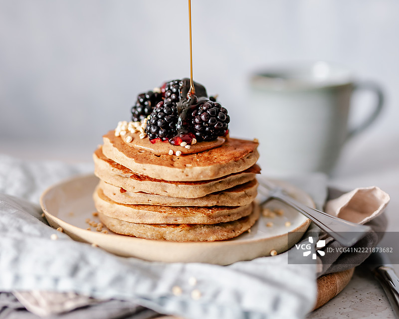 一堆搭配黑莓的煎饼图片素材