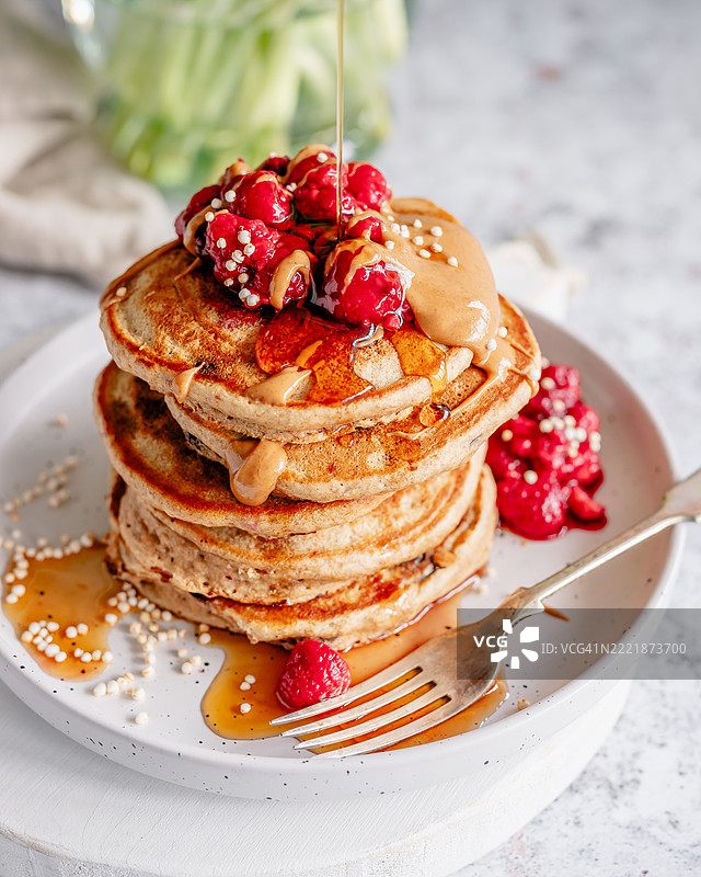 一堆热腾腾的覆盆子煎饼图片素材