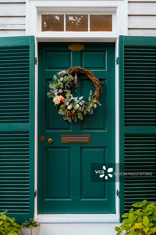 绿色门与绿色百叶窗图片素材