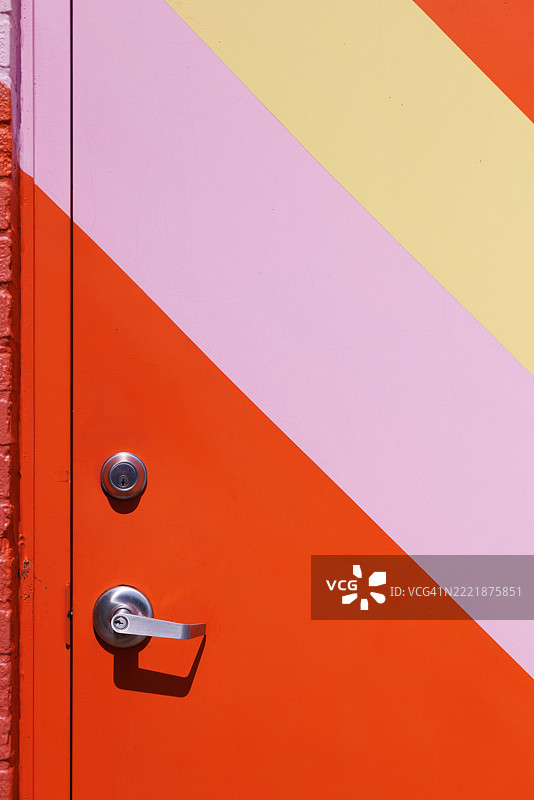 橙色、粉色和黄色的金属门图片素材