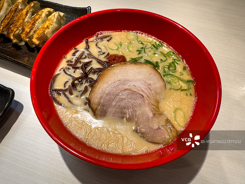 九州豚骨拉面配烧饺子小菜图片素材