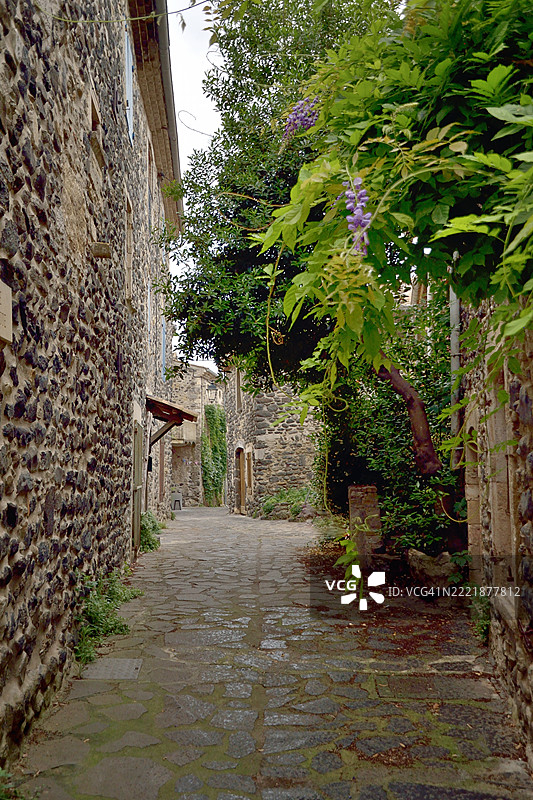 阿尔巴-拉-罗曼，狭窄巷道中的石头房屋图片素材