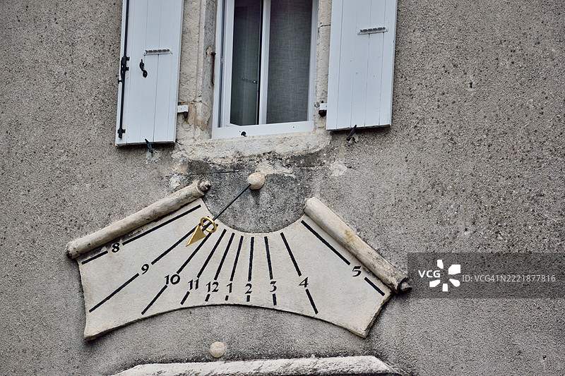 阿尔巴-拉-罗曼，钟表广场上的日晷。图片素材