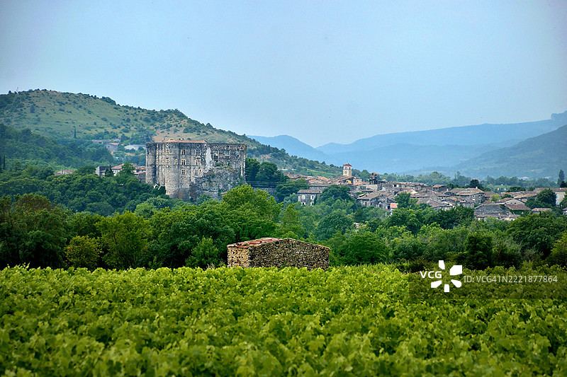 阿尔巴-拉-罗曼，阿尔代什河畔的中世纪村庄图片素材