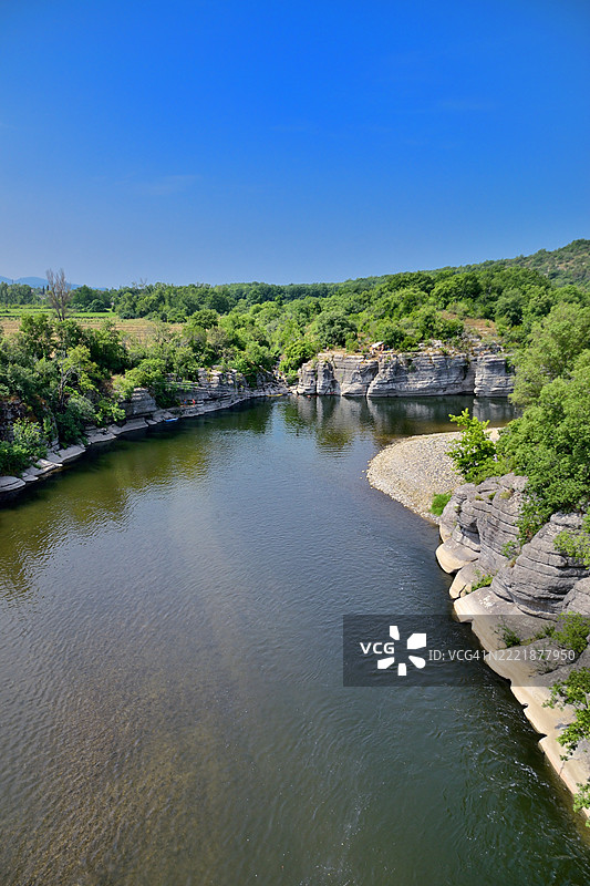 从普拉东桥俯瞰阿尔代什河图片素材