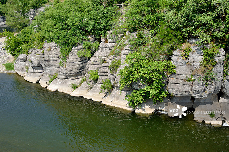 从普拉东桥俯瞰阿尔代什河图片素材