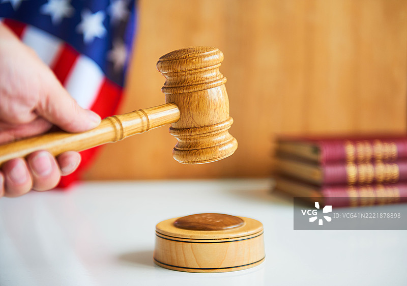 法槌敲击。图片素材