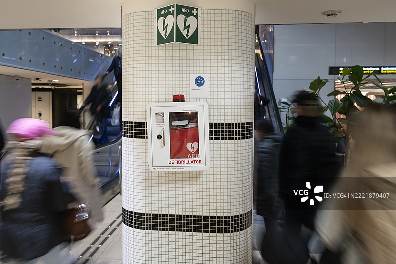 地铁站柱子上安装的除颤器图片素材
