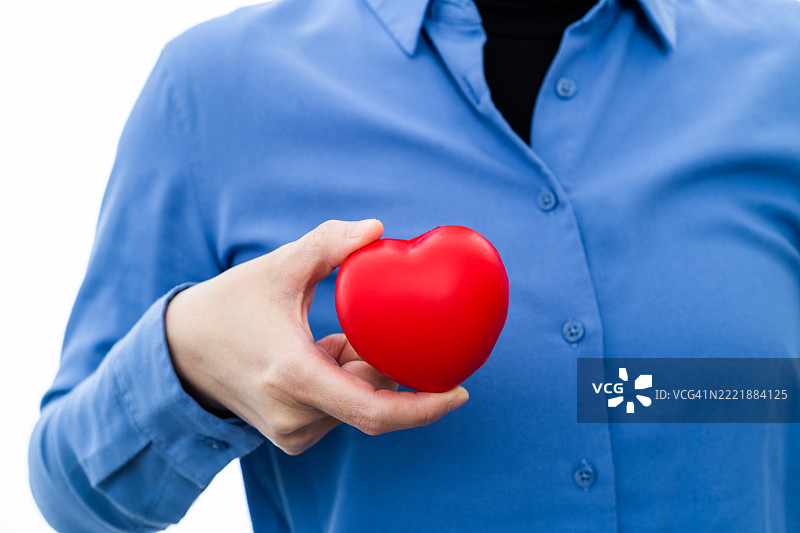 人手握着心形在胸前图片素材