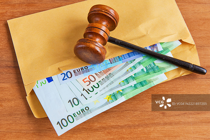 欧元纸币与法槌。图片素材