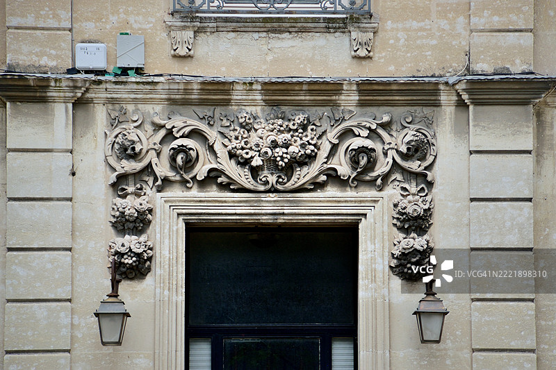 蒙特利马尔，戴高乐大道上的雕刻门。图片素材