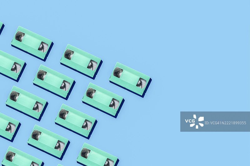 在浅蓝色背景上形成对角线的青绿色VHS录像带图案图片素材