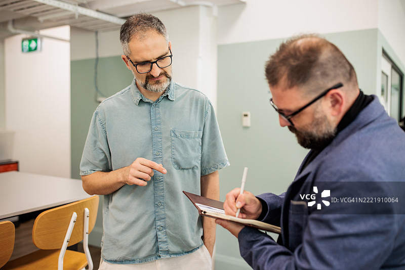 现代办公室中的商务专业人士网络交流图片素材