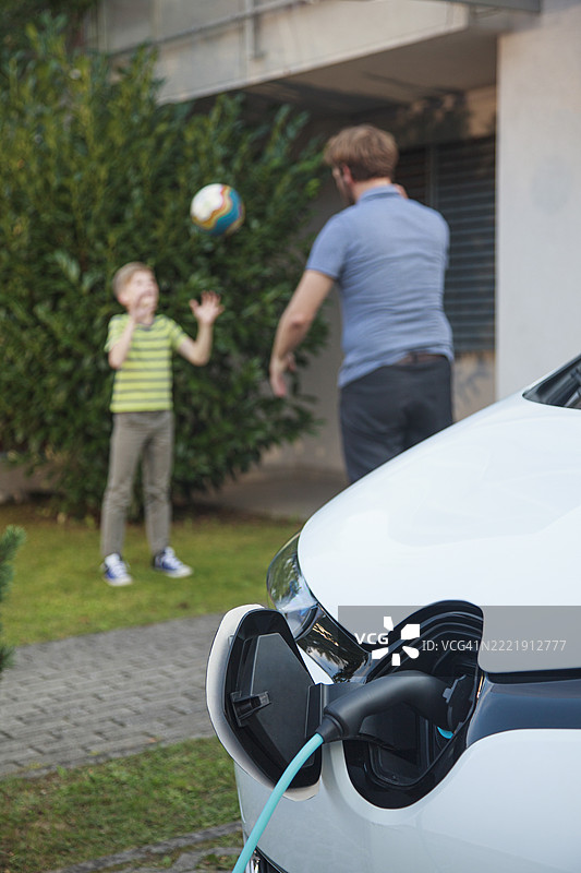 父亲和儿子在家门前玩球图片素材