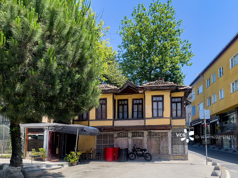 在混凝土丛林中仍然生存于凯梅尔布尔戈兹村图片素材