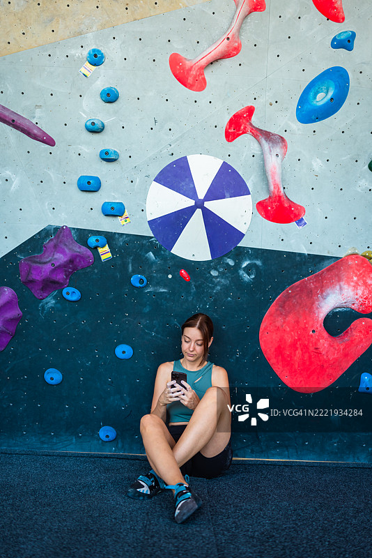 穿着粉色鞋子的女性在健身房放松图片素材