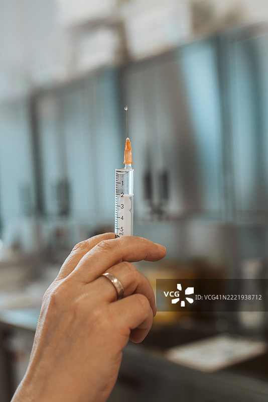 手持疫苗注射器为患者接种疫苗图片素材