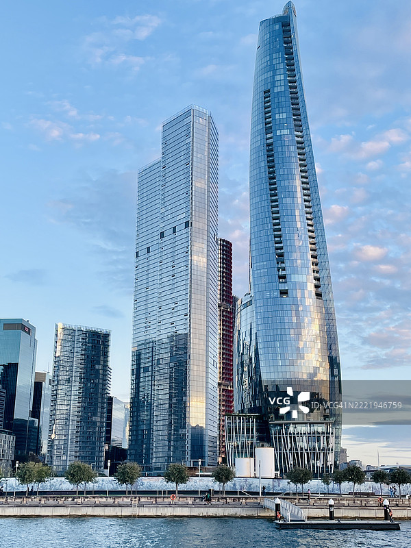 低角度视图的摩天大楼与天空，巴兰加鲁，新南威尔士，澳大利亚图片素材