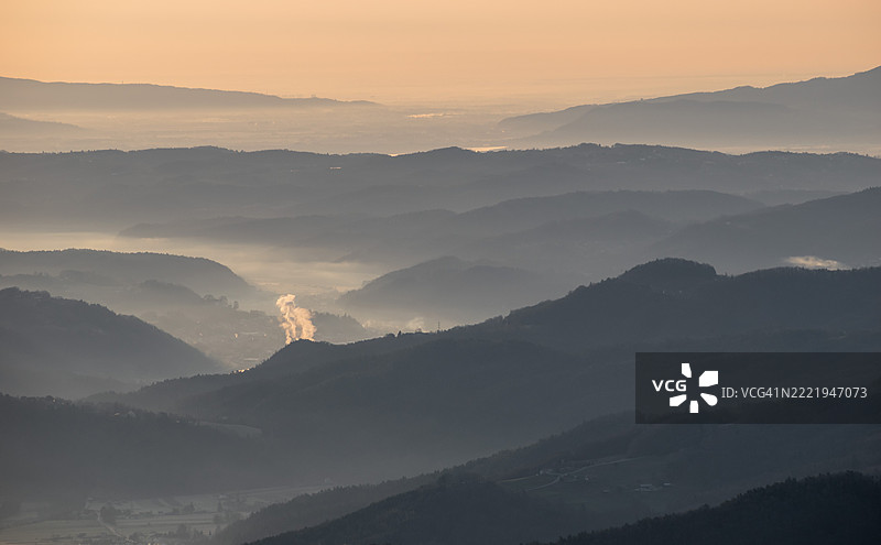 雾中的长城，斯洛文尼亚图片素材
