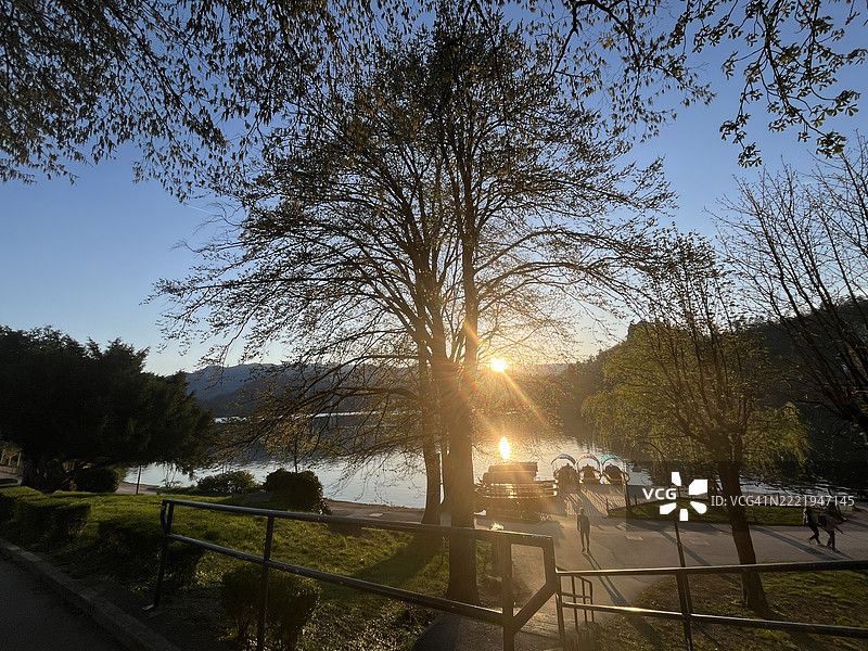 日落时分，斯洛文尼亚布莱德的天空与树木相映成趣图片素材