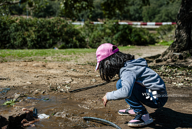 美丽女孩在查温河边图片素材