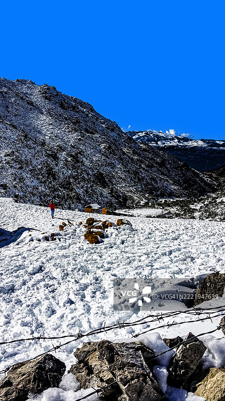 查温的雪山与湛蓝的天空的美丽景色图片素材