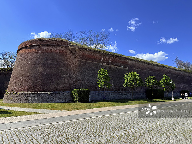 老建筑在蓝天映衬下的景观，阿尔巴·尤利亚，阿尔巴，罗马尼亚图片素材