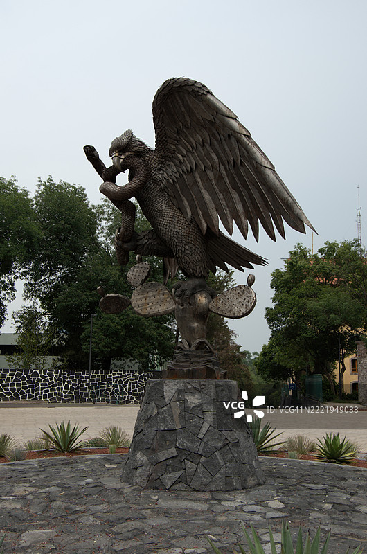 墨西哥国徽纪念雕塑，洛斯皮诺斯，查普尔特佩克森林 [查普尔特佩克公园]，墨西哥城，墨西哥图片素材