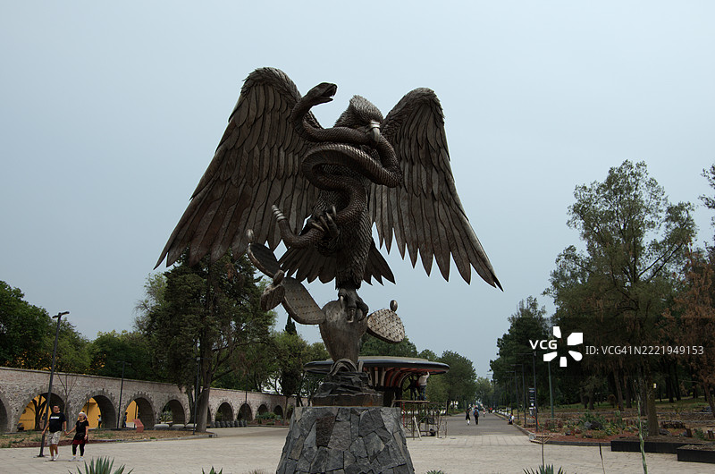 墨西哥国徽纪念雕塑，洛斯皮诺斯，查普尔特佩克森林 [查普尔特佩克公园]，墨西哥城，墨西哥图片素材