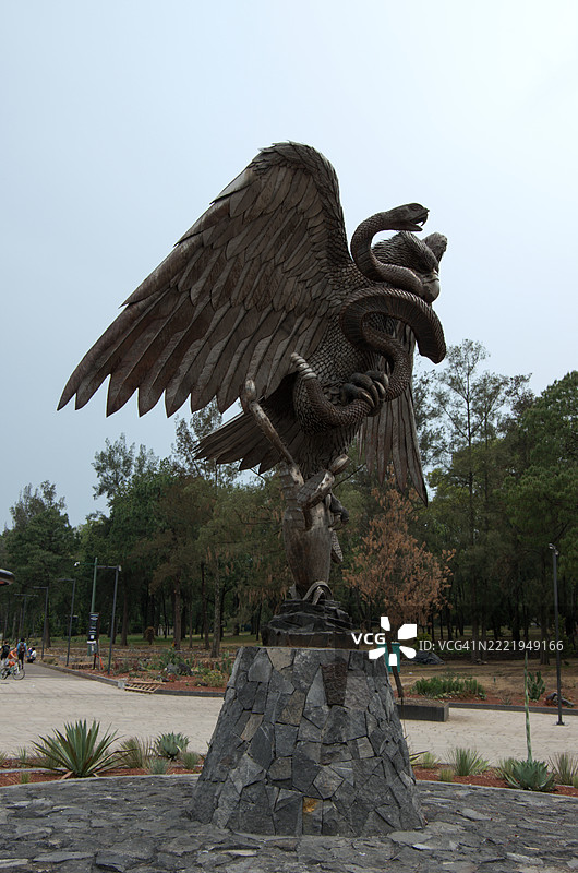 墨西哥国徽纪念雕塑，洛斯皮诺斯，查普尔特佩克森林 [查普尔特佩克公园]，墨西哥城，墨西哥图片素材