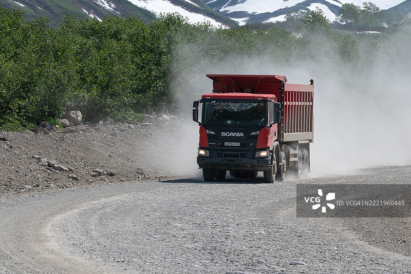 斯堪尼亚P440 12轮矿山自卸卡车在乡村的碎石路上行驶图片素材