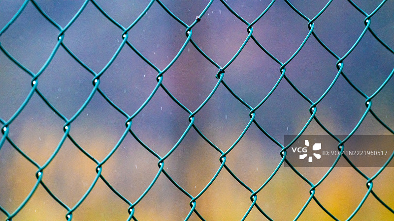 链条围栏的特写，背景模糊且色彩斑斓图片素材