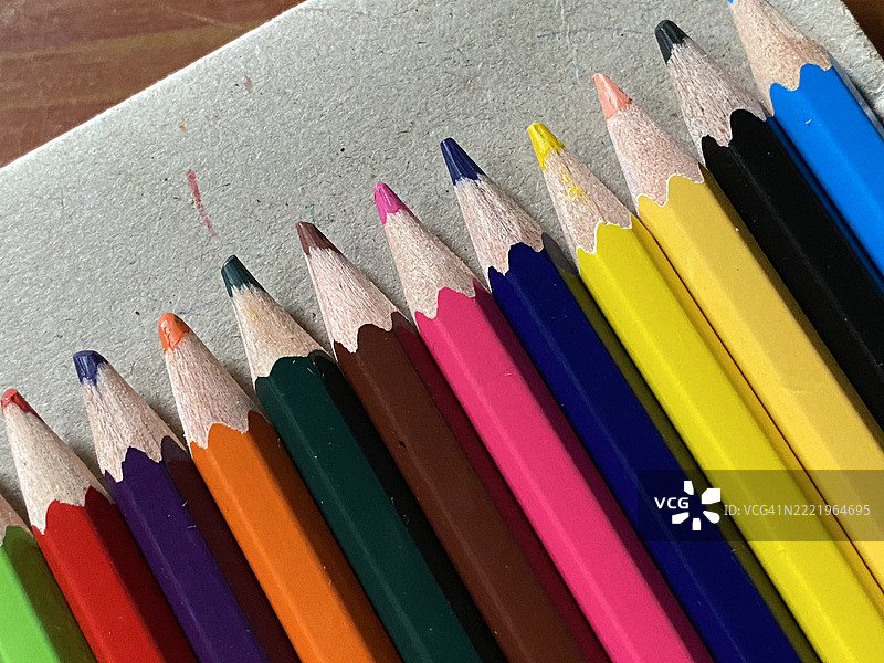 彩色铅笔在纸板上的排列图片素材