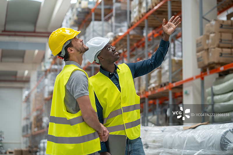 两位专业人士进行高层仓库交流图片素材
