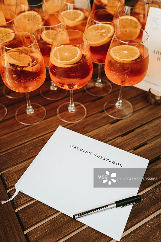 空白的白色婚礼嘉宾册图片素材