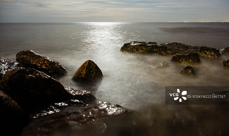 夜晚的海岸风景图片素材
