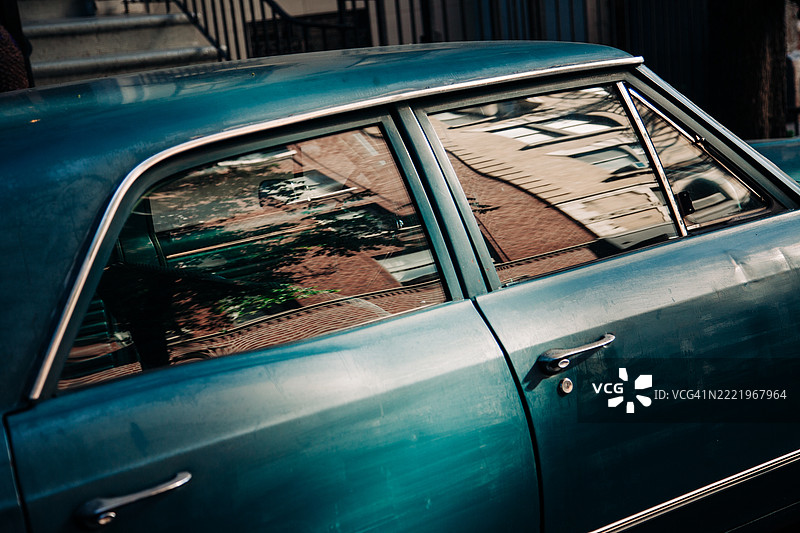 一辆旧蓝色汽车图片素材