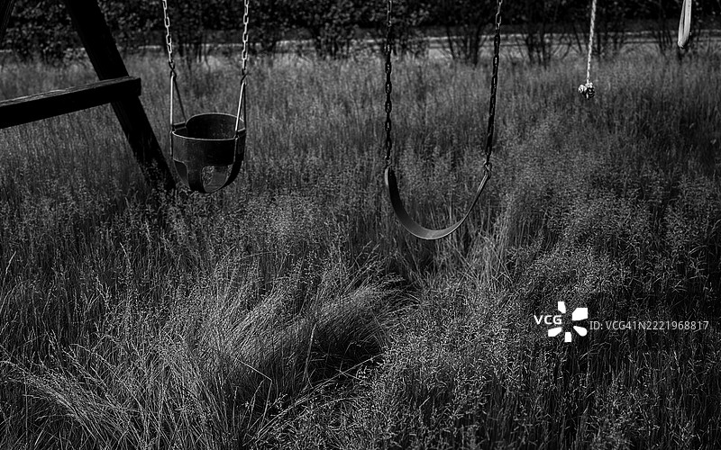 秋千周围的杂草丛生：当爸爸停止支付子女抚养费和赡养费时图片素材