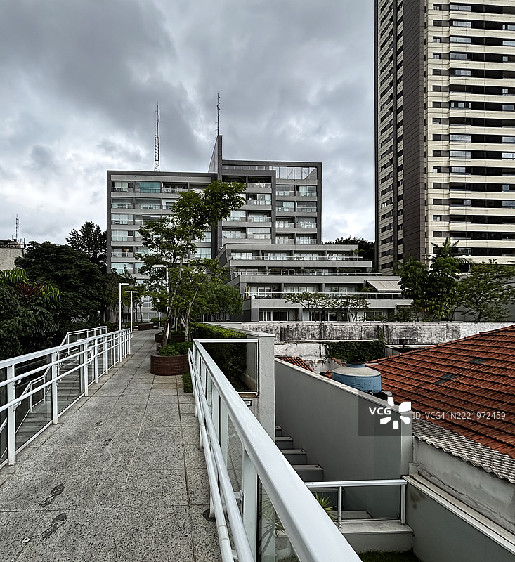 圣保罗的景观，夏雨过后各种风格建筑的外观。图片素材
