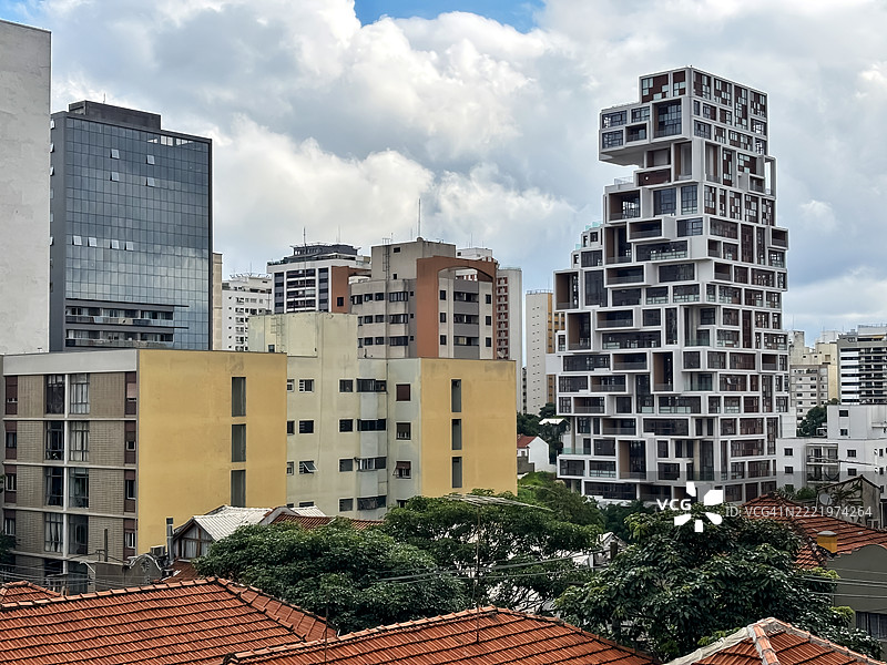 圣保罗的景观，夏日云朵下各种风格和年代的建筑外观。图片素材