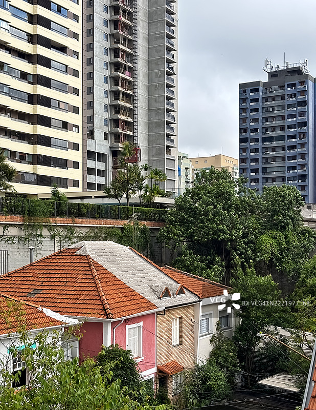 圣保罗的景观，各种风格的建筑外观，以及前面一些半独立住宅的部分。图片素材
