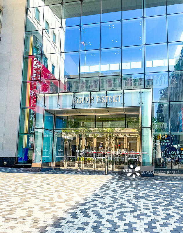 费城时尚区入口处的图案瓷砖地板，以及玻璃和钢铁墙壁图片素材