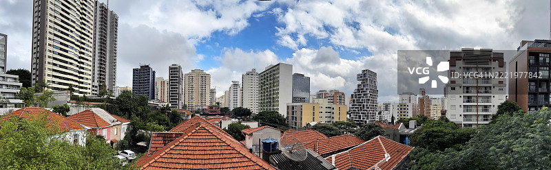 圣保罗的全景，外观展示了各种风格的建筑，前面有一些半独立住宅的部分，以及许多树冠。图片素材