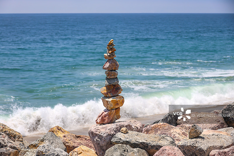 海滩上的石堆图片素材
