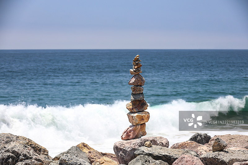 海滩上的石堆图片素材