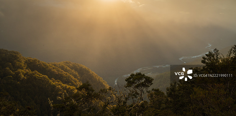 晨光洒在宁静的荒野上。图片素材